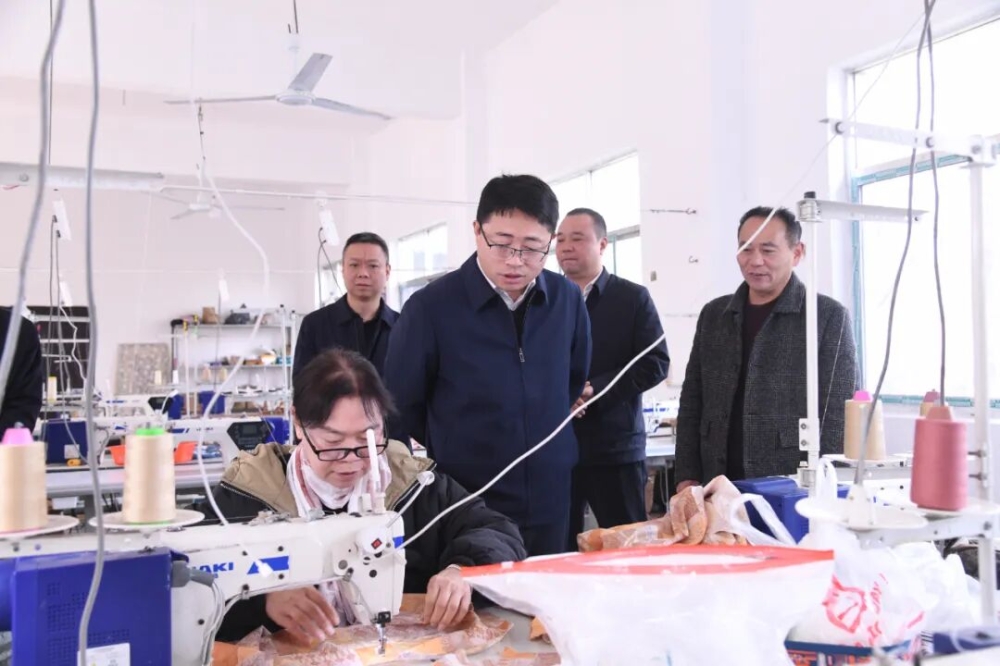劉世奇赴三塘鎮(zhèn)宣講黨的二十屆四中全會(huì)精神并調(diào)研市場(chǎng)工作